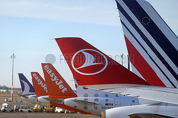 Schoenefeld  Deutschland  Heckfluegel von Flugzeugen der easyJet  Turkish Airlines und Air France am Flughafen BER