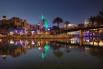 Dubai  Vereinigte Arabische Emirate  Blick auf das Burj al Arab und das Hotel Madinat Jumeirah bei Nacht