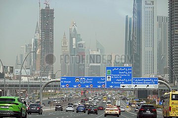 Dubai  Vereinigte Arabische Emirate  Verkehr auf der Sheikh Zayed Road