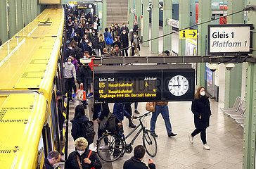 Berlin  Deutschland  Menschen steigen im Bahnhof Alexanderplatz aus einer U-Bahn der Linie 5 aus
