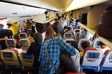 Istanbul  Tuerkei  Menschen holen in einer Flugzeugkabine der Turkish Airlines nach der Landung das Handgepaeck aus den Gepaeckfaechern