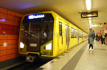 Berlin  Deutschland  U-Bahn der Linie 5 faehrt in den Bahnhof Frankfurter Allee ein