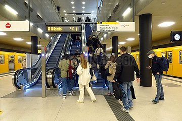 Berlin  Deutschland  Menschen auf dem Bahnsteig der U-Bahnlinie 5 im U-Bahnhof Unter den Linden