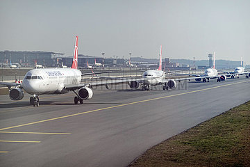 Istanbul  Tuerkei  Flugzeuge der Turkish Airlines rollen auf einem Taxiway des Istanbul Airport zum Start