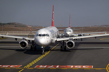 Istanbul  Tuerkei  Flugzeuge der Turkish Airlines rollen auf einem Taxiway des Istanbul Airport zum Start