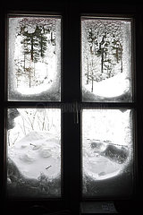 Obertraun  Oberoesterreich  Blick im Winter aus einem Fenster auf die schneebedeckte Landschaft