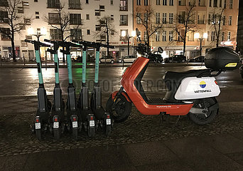Berlin  Deutschland  E-Scooter der Firma Tier und Motorroller der Firma Emmy parken am Kaiserdamm nebeneinander
