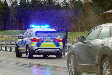 Ingolstadt  Deutschland  Autobahnpolizei sichert eine Gefahrenstelle auf der A9