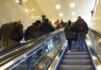 Berlin  Deutschland  Menschen fahren auf einer Rolltreppe