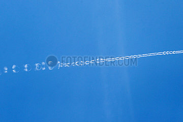 Hannover  Deutschland  Kondensstreifen eines Flugzeuges am Himmel