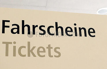 Berlin  Deutschland  die Worte Fahrscheine und Tickets