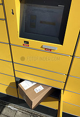 Berlin  Deutschland  Paket in einem geoeffneten Fach einer Paketabholstation des Versanddienstleisters DHL