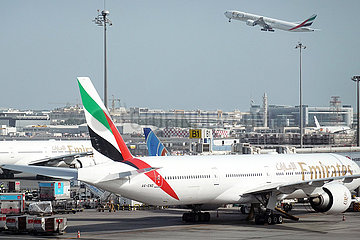 Dubai  Vereinigte Arabische Emirate  Boeing 777 der Emirates Airways auf dem Vorfeld des Dubai International Airport
