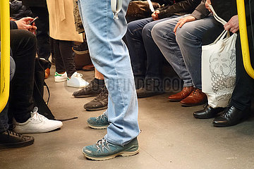 Berlin  Deutschland  Detailaufnahme: Menschen fahren U-Bahn