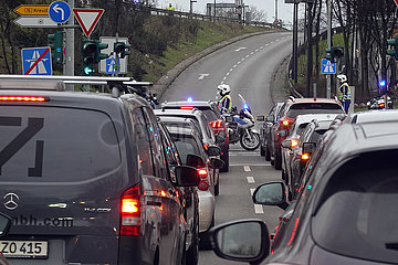 Berlin  Deutschland  Polizisten sperren eine Autobahnabfahrt fuer einen Konvoi