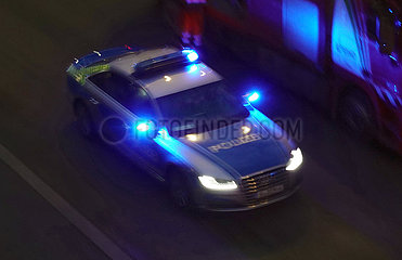 Berlin  Deutschland  Polizeiauto bei Nacht auf Einsatzfahrt