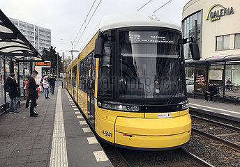 Berlin  Deutschland  Strassenbahn der Linie M13 an der Station Frankfurter Allee