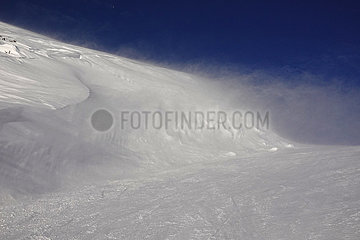 Obertraun  Oberoesterreich  Schneeverwehungen an einem Berghang