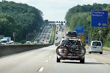 Rosbach  Deutschland  Verkehr auf der A5 in Richtung Sueden