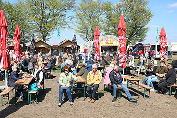 Magdeburg  Deutschland  Menschen sitzen im Fruehling in einem Biergarten