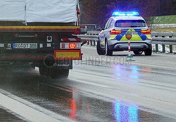 Ingolstadt  Deutschland  Autobahnpolizei sichert eine Gefahrenstelle auf der A9