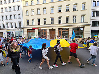 Demonstration ukrainischer Muetter mit ihren Kindern gegen die russische Invasion der Ukraine  19. Mai 2022  Berlin