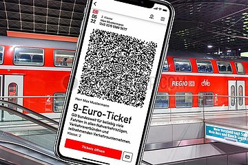 9-Euro-Ticket 9 Euro Ticket auf dem Handy mit Regionalbahn Regionalzug Fotomontage in Berlin  Deutschland