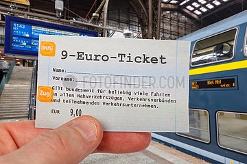 9-Euro-Ticket 9 Euro Ticket mit Regionalbahn Regionalzug Fotomontage in Hamburg  Deutschland