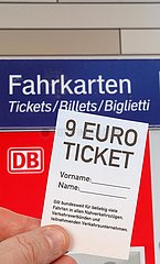 9-Euro-Ticket 9 Euro Ticket mit Fahrkarten Automat Fotomontage in Stuttgart  Deutschland