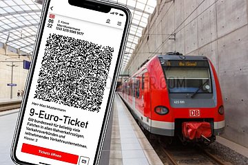 9-Euro-Ticket 9 Euro Ticket auf Handy mit Regionalbahn Regionalzug Fotomontage in Köln  Deutschland