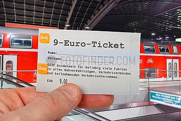 9-Euro-Ticket 9 Euro Ticket mit Regionalbahn Regionalzug Fotomontage in Berlin  Deutschland