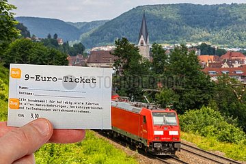 9-Euro-Ticket 9 Euro Ticket mit Regionalbahn Regionalzug Fotomontage in Geislingen  Deutschland