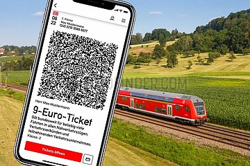 9-Euro-Ticket 9 Euro Ticket auf Handy mit Regionalbahn Regionalzug Fotomontage in Uhingen  Deutschland