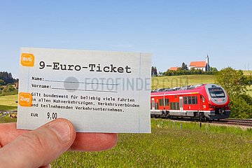 9-Euro-Ticket 9 Euro Ticket mit Regionalbahn Regionalzug Fotomontage in Aitrang  Deutschland