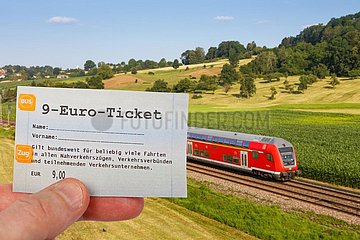 9-Euro-Ticket 9 Euro Ticket mit Regionalbahn Regionalzug Fotomontage in Uhingen  Deutschland
