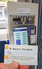 9-Euro-Ticket 9 Euro Ticket mit Fahrkarten Automat Fotomontage in Kassel  Deutschland