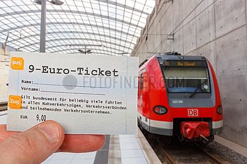 9-Euro-Ticket 9 Euro Ticket mit Regionalbahn Regionalzug Fotomontage in Köln  Deutschland