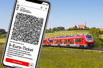 9-Euro-Ticket 9 Euro Ticket auf dem Handy mit Regionalbahn Regionalzug Fotomontage in Aitrang  Deutschland
