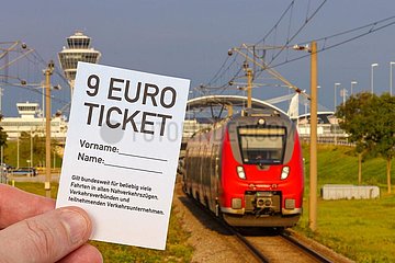 9-Euro-Ticket 9 Euro Ticket mit Regionalbahn Regionalzug Fotomontage in München  Deutschland