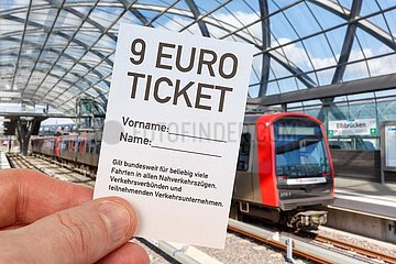 9-Euro-Ticket 9 Euro Ticket mit Metro U-Bahn Fotomontage in Hamburg  Deutschland