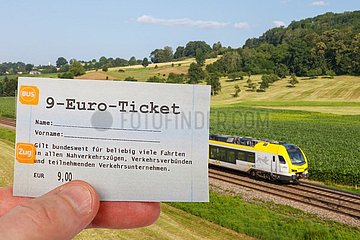9-Euro-Ticket 9 Euro Ticket mit Regionalbahn Regionalzug Fotomontage in Uhingen  Deutschland