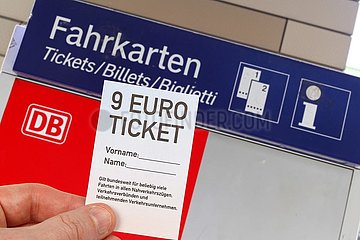 9-Euro-Ticket 9 Euro Ticket mit Fahrkarten Automat Fotomontage in Stuttgart  Deutschland