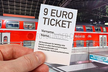 9-Euro-Ticket 9 Euro Ticket mit Regionalbahn Regionalzug Fotomontage in Berlin  Deutschland