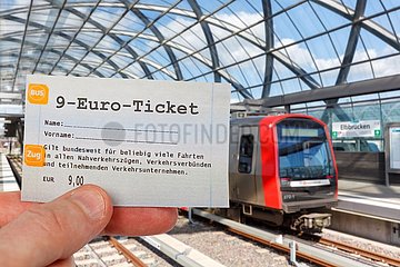 9-Euro-Ticket 9 Euro Ticket mit Metro U-Bahn Fotomontage in Hamburg  Deutschland