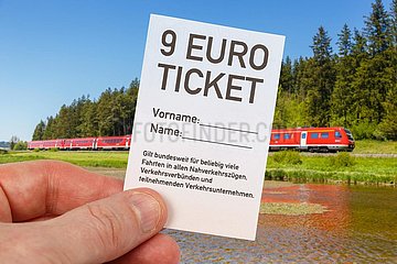 9-Euro-Ticket 9 Euro Ticket mit Regionalbahn Regionalzug Fotomontage in Ruderatshofen  Deutschland
