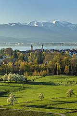 Blick vom Hoyerberg nach Lindau zum Bodensee und zu den Alpen  Schwaben  Bayern  Deutschland