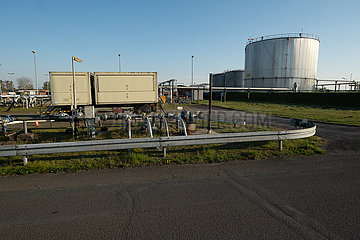 Deutschland  Barenburg - Erdoelfeld Barenburg von ExxonMobil Production Deutschland GmbH  rechts: Hochtanks mit Reinoel
