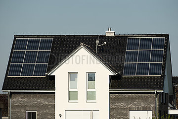 Deutschland  Barenburg - Photovoltaik auf dem Dach eines Neubaus (Einfamilienhaus)