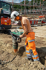 Deutschland  Bremen - Baustelle fuer eine Wohnsiedlung  Bauarbeiter mit Presslufthammer