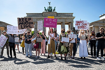 Berlin  Deutschland  Berlin  Deutschland  Befuerworter des Rechts auf Abtreibung (auch aus den USA) demonstrieren vor dem Brandenburger Tor